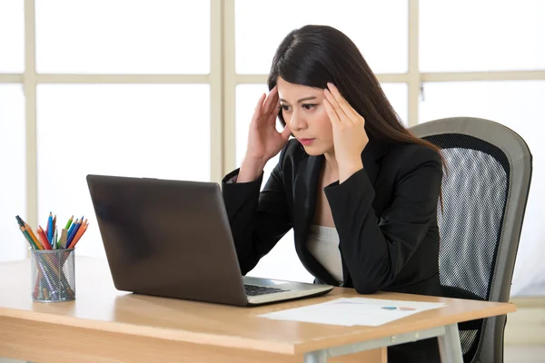 Cansada mujer de negocios asiática con dolor de cabeza en la oficina — Foto de Stock