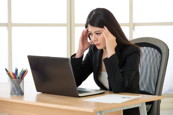 Stanco asiatica donna d'affari con mal di testa in ufficio — Foto Stock