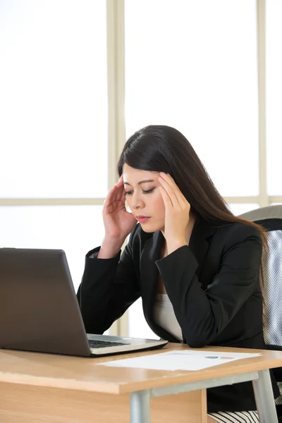 Cansado asiática empresária com dor de cabeça no escritório — Fotografia de Stock