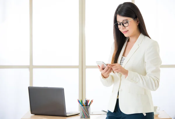 Asiático atraente mulheres de negócios usando mensagens de texto de telefone inteligente — Fotografia de Stock