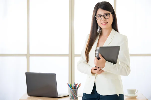 Asiático atractivo businesswomen usando Digital Tablet — Foto de Stock