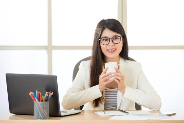 Boldog ázsiai üzleti nők, mosolyogva, és kávét iszik a laptop — Stock Fotó