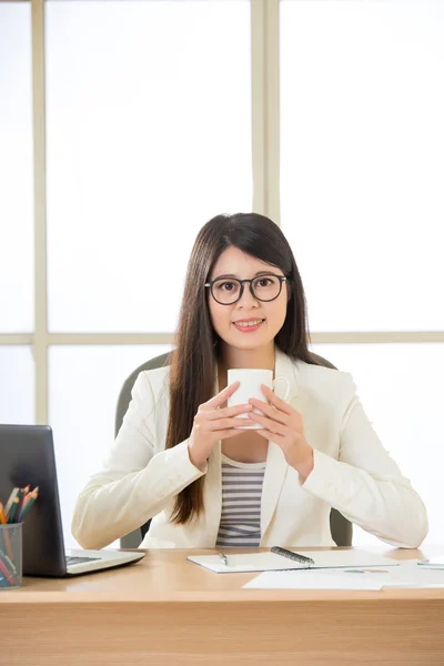Šťastný asijské obchodní žen usmívá a pití kávy na laptop — Stock fotografie