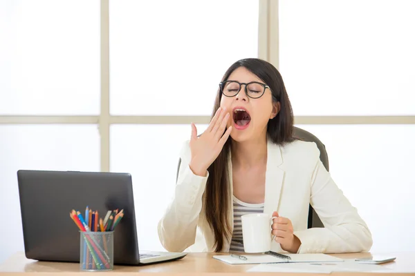 Cansado asiático businesswomen bostezando en escritorio — Foto de Stock