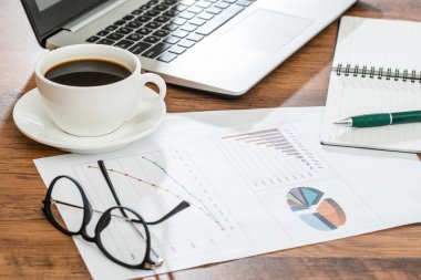 Fincan kahve ve ofis malzemeleri ahşap tablo