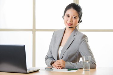 Güzel Asya iş müşteri hizmeti bir h ile gülümseyen kadın