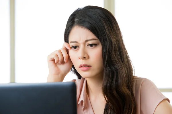 Hermosa mujer asiática joven pensando y mirando fijamente a Computer Scr — Foto de Stock