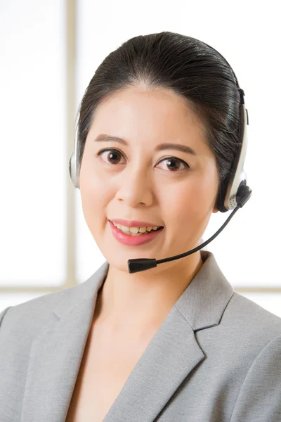 Hermosa asiático negocio servicio al cliente mujer sonriendo — Foto de Stock