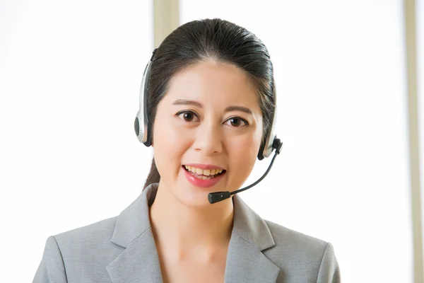 Hermosa asiático negocio servicio al cliente mujer sonriendo — Foto de Stock