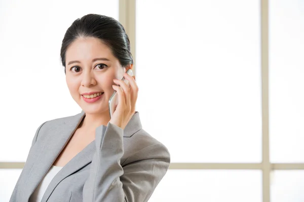 Sonriente negocio asain mujer hablando en un teléfono móvil — Foto de Stock