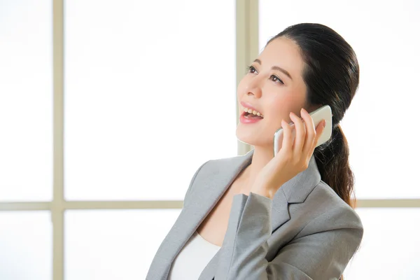 Sonriendo Negocio asiático Mujer hablando en un teléfono móvil — Foto de Stock