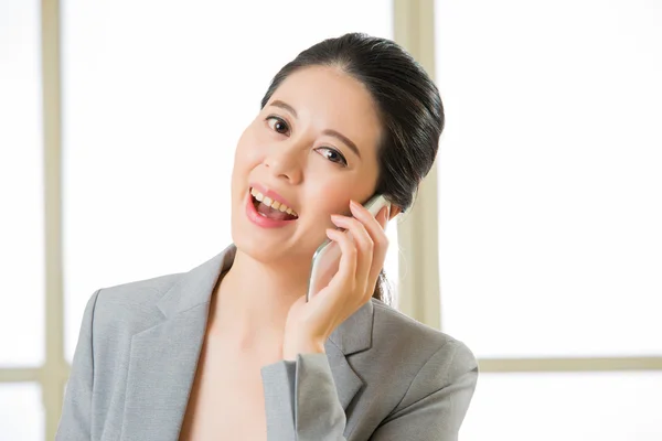 携帯電話で話している笑顔のビジネス アジア女性 — ストック写真