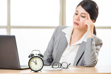 Asya iş kadını fazla mesai bitkin ve overworked