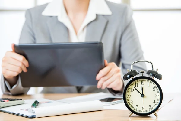 Geschäftsfrau mit Tablet-PC in der Börsennotierung — Stockfoto