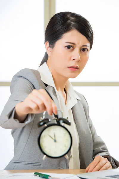 Asiática empresária segurando despertador — Fotografia de Stock