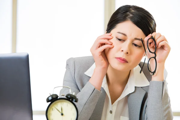 Erschöpfte asiatische Geschäftsfrau Überstunden und Überstunden — Stockfoto