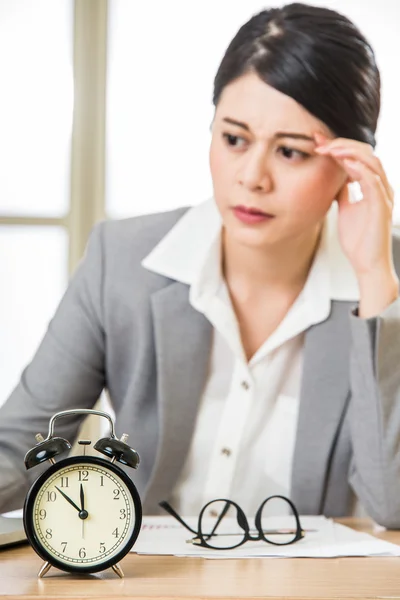 Aziatische zakenvrouw overuren uitgeput en overwerkt — Stockfoto