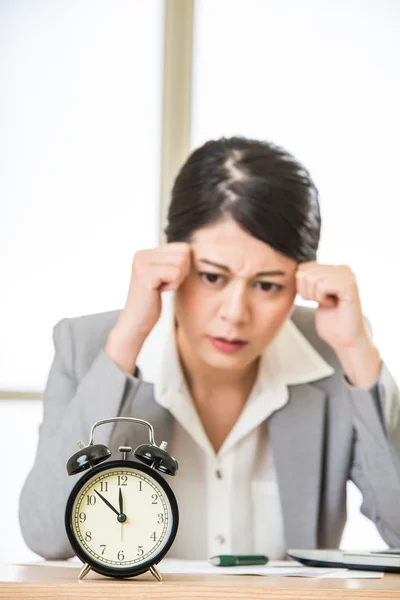 Joven asiático mujer de negocios preocupado por el tiempo — Foto de Stock