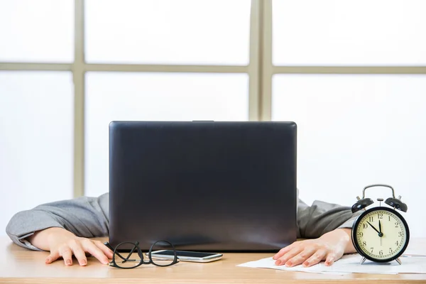 Moe vrouw liggen te slapen in het kantoor — Stockfoto