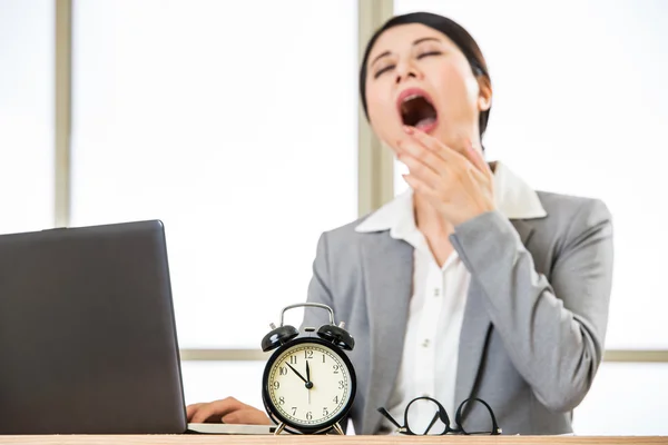 Cansado asiático empresárias bocejando em mesa, horas extras e overworke — Fotografia de Stock