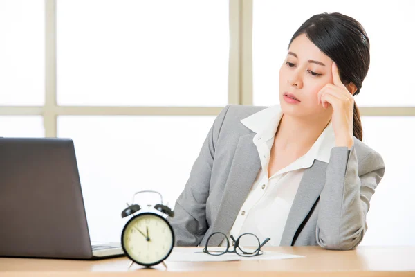 Agotado asiático Businesswoman horas extras y exceso de trabajo — Foto de Stock