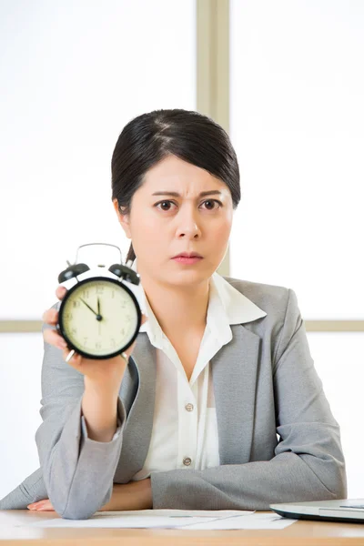 Asiatico businesswoman holding sveglia — Foto Stock
