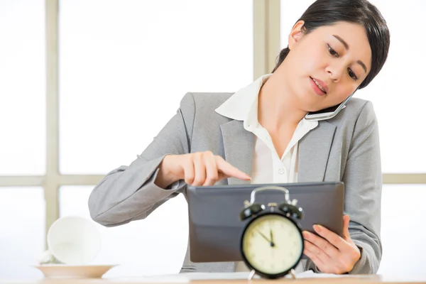 Aziatische zakenvrouw overuren uitgeput en overwerkt — Stockfoto