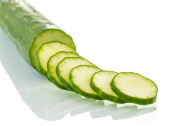 Beyaz arka planda taze salatalık dilimleri