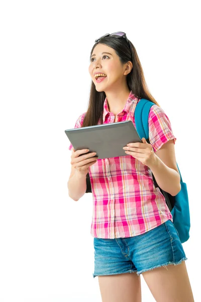 Feliz mujer asiática turista con Digital Tablet — Foto de Stock