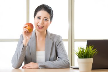 Genç Asyalı işkadını yeme sağlıklı snack, elma