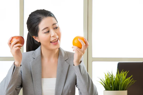 Young asian businesswoman eating healthy snack — Stock Photo, Image