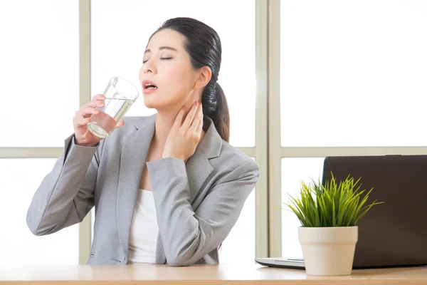 Giovane donna d'affari asiatica bere bicchiere d'acqua — Foto Stock