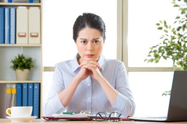 Güzel genç Asyalı kadın baş ağrısı ile düşünme