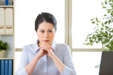 Güzel genç Asyalı kadın baş ağrısı ile düşünme