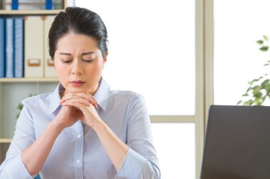 Güzel genç Asyalı kadın baş ağrısı ile düşünme