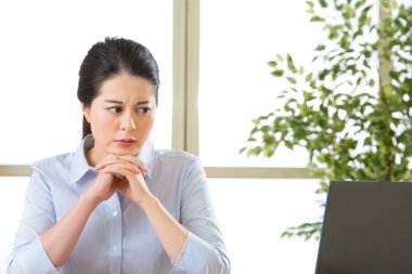 Güzel genç Asyalı kadın baş ağrısı ile düşünme