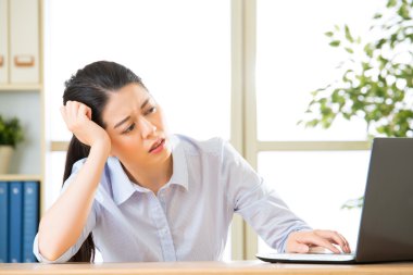 Genç Asyalı iş kadını rahatsız overworked