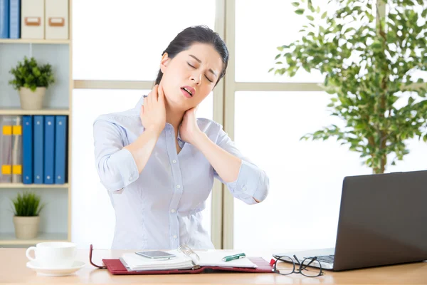 Jovem asiático mulher de negócios com dor no pescoço — Fotografia de Stock