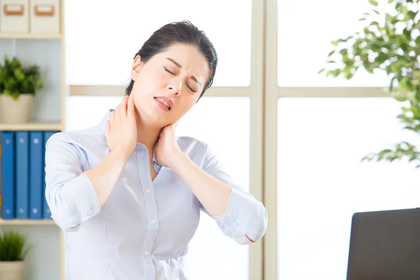 若いアジアのビジネス女性首に痛みを持つ — ストック写真