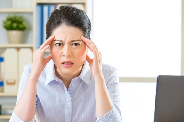 Junge asiatische Geschäftsfrau mit Kopfschmerzen — Stockfoto