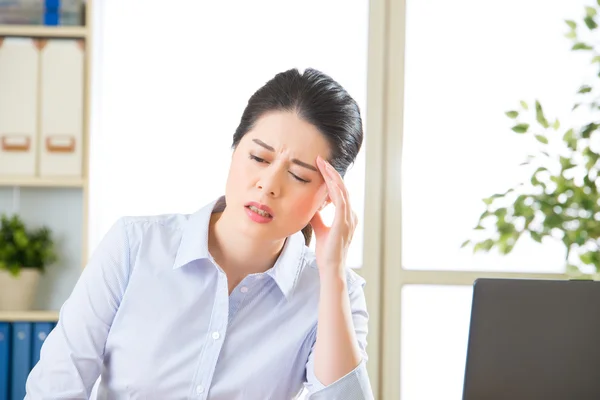 Joven asiático mujer de negocios con dolor de cabeza — Foto de Stock