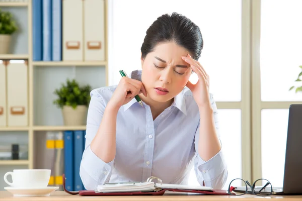 Joven asiático negocios mujer escritura con dolor de cabeza —  Fotos de Stock