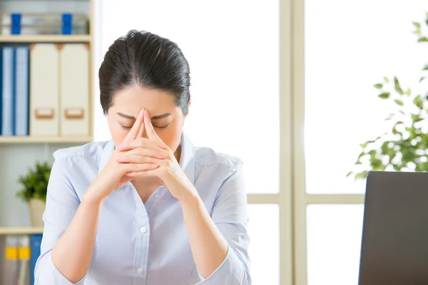 Young asian business woman with headache — Stock Photo, Image