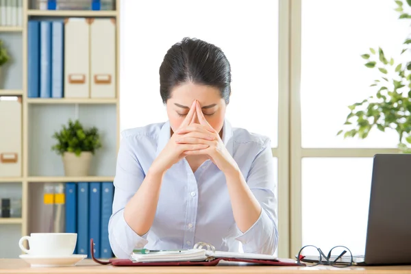 Junge asiatische Geschäftsfrau mit Kopfschmerzen — Stockfoto