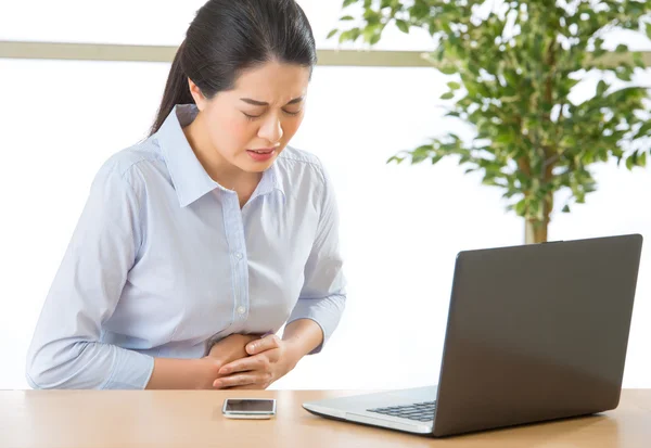 Joven asiático mujer de negocios con dolor de estómago —  Fotos de Stock