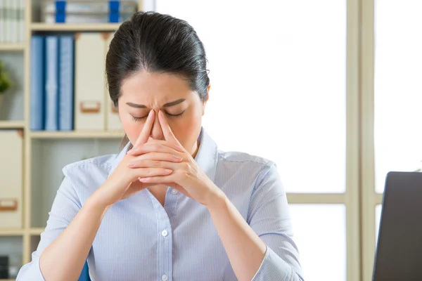 Joven asiático mujer de negocios con dolor de cabeza —  Fotos de Stock