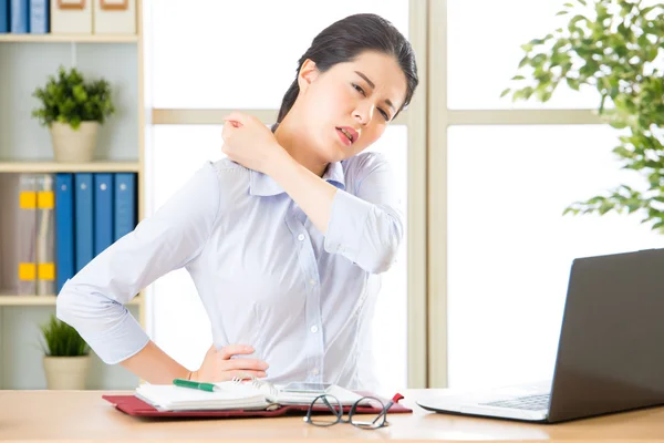 若いアジア ビジネスの女性の肩の痛みと — ストック写真