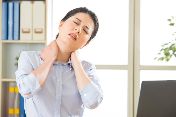 Young asian business woman with pain in neck — Stock Photo, Image