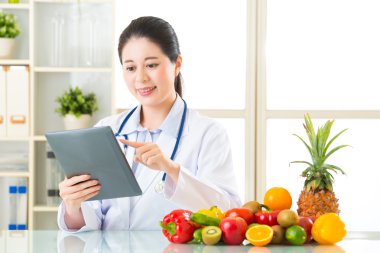 Meyve ve sebze ile dijital tablet kullanarak doktor beslenme uzmanı