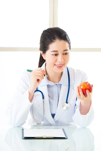 Jonge Aziatische voedingsdeskundige arts dieetplan schrijven — Stockfoto